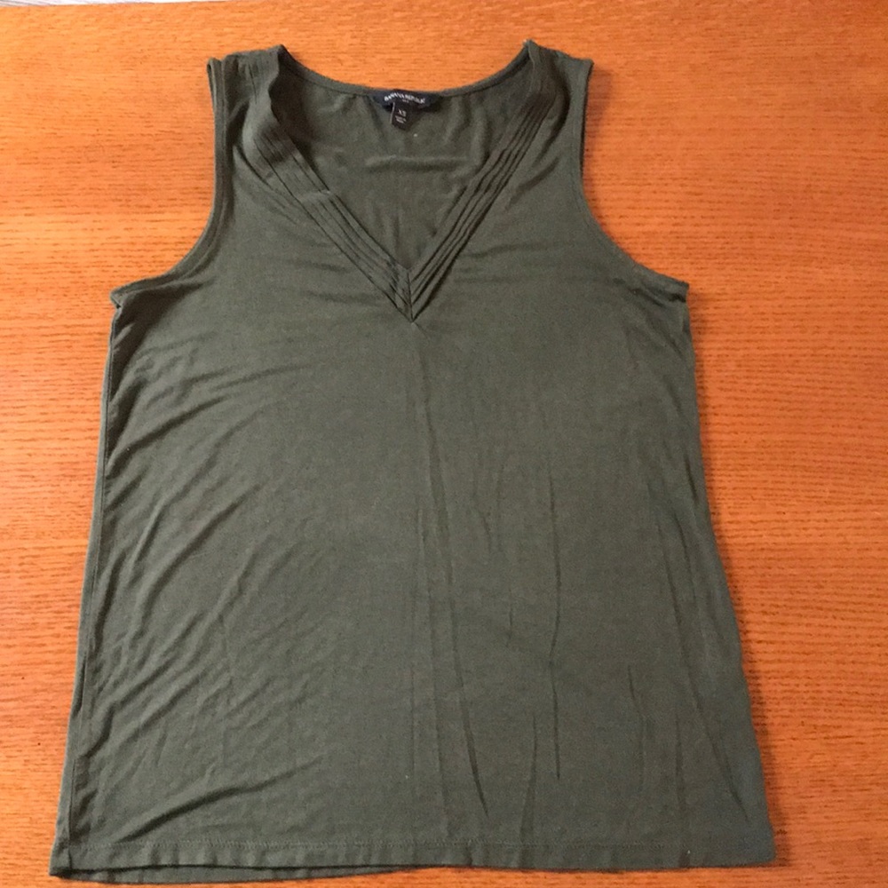 Banana Republic sleeveless shirt size XS with v-neck with 4 pleats. Great cond.